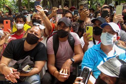 Cientos de cubanos hacen fila frente a la Embajada de Panamá en La Habana, Cuba.