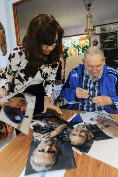 Cuba&#039;s former President Fidel Castro signs pictures for Argentinian President Cristina Fern&aacute;ndez de Kirchner in Havana in this handout image.