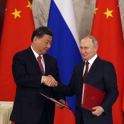 MOSCOW, RUSSIA - MARCH 21:  (RUSSIA OUT) Chinese President Xi Jinping (L) and Russian President Vladimir Putin (R) shake hands during the signing ceremony at the Grand Kremlin Palace, on March 21, 2023 in Moscow, Russia. Three days after being accused by an international tribunal of war crimes in Ukraine, Russian President Putin received Chinese leader Xi Jinping during his state visit to Russia. (Photo by Contributor/Getty Images)