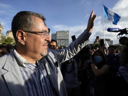 Bernardo Arévalo greets his supporters in Guatemala City’s Constitution Plaza.