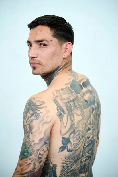 Chimy Ávila shows off his tattoos.
