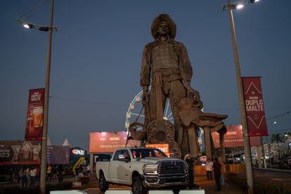 At the entrance to the rodeo, there’s a metallic statue of a cowboy that is 88-feet-tall and weighs 170 tons. It’s surrounded by food stalls and shops offering products for attendees. 