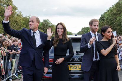 Britain's Prince William, Prince of Wales, Britain's Catherine, Princess of Wales, Britain's Prince Harry, Duke of Sussex, Britain's Meghan, Duchess of Sussex, wave at well-wishers on the Long walk at Windsor Castle on September 10, 2022.