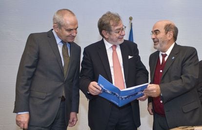 EL PAÍS editor-in-chief Antonio Caño, CEO Juan Luis Cebrián and FAO head José Graziano da Silva in Rome.