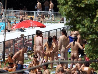 Optional Bathing Suit Day at Complutense University's pool, in August 2010.