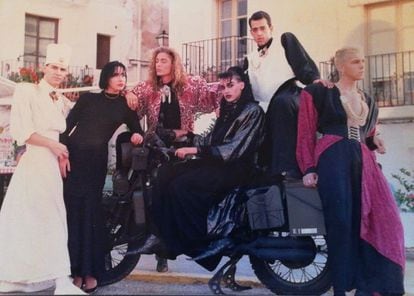 Xavier Font, Bárbara Rabanelo (an Italian model who worked with Locomía), Gard Passchier, Manuel Arjona, Raimundo (a friend) and Luis Font in Ibiza in the 1980s.