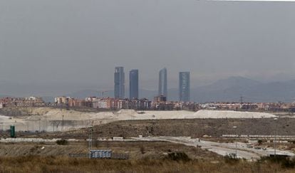 A view of the pollution over the Madrid skyline, which obscures the surrounding mountains.