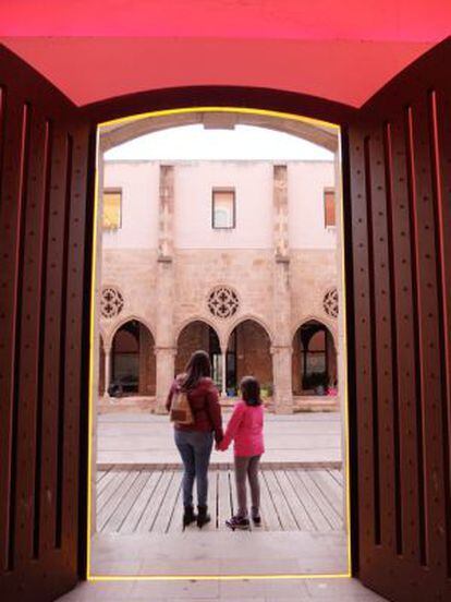 The postmodern entrance to the Antiguo Convento de Sant Agustí.