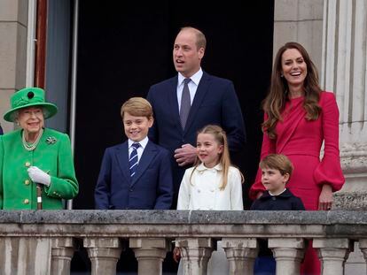 From left, Britain's Queen Elizabeth II, Prince George, Prince William, Princess Charlotte, Prince Louis and Kate Duchess of Cambridge on the balcony during the Platinum Jubilee Pageant outside Buckingham Palace in London, Sunday June 5, 2022.