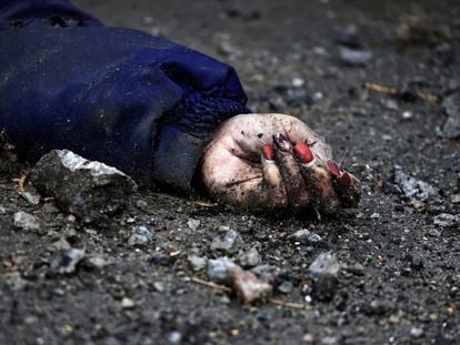  SENSITIVE MATERIAL. THIS IMAGE MAY OFFEND OR DISTURB    A body of a woman, who according to residents was killed by Russian army soldiers, lies on the street, amid Russia's invasion of Ukraine, in Bucha, in Kyiv region, Ukraine April 2, 2022. REUTERS/Zohra Bensemra