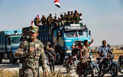 Syrian government forces arrive this Tuesday in Tal Tamr, near Ras al Ain.