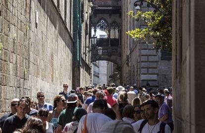 Masses of tourists on Bisbe street, near the cathedral.