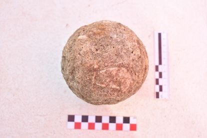 One of the catapult projectiles from the find in Córdoba.