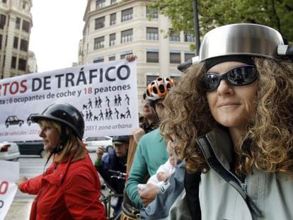 Cyclists protest against the helmet plan in Valencia.