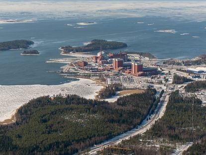Aerial view of the Olkiluoto nuclear power plant (Finland), with the new reactor incorporated into the complex.