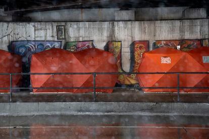 Shelters from the "Orange Tents" project under a bridge in Chicago on December 22. This citizen initiative works to provide protection to homeless people through infrastructure whose original purpose is fishing on frozen lakes. They replace other tents and makeshift shelters that are not suitable for Chicago temperatures.