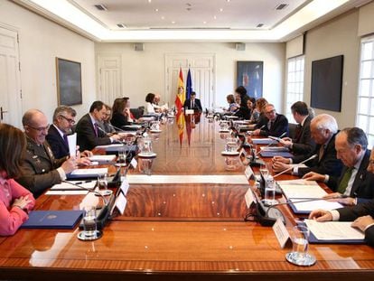 Prime Minister Pedro Sánchez presiding over a meeting with the National Security Council.