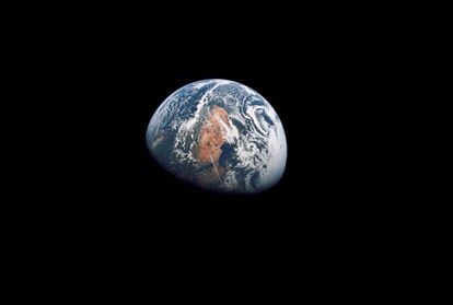 A photograph of the Earth taken by the 'Apollo 10' mission from 161,000 kilometers away.