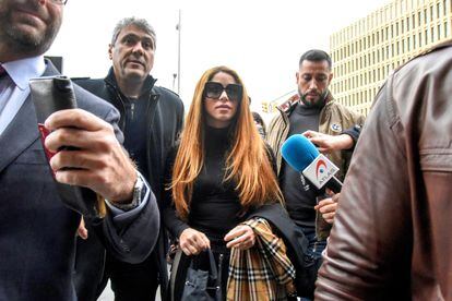 Shakira arriving at a Barcelona courthouse with her brother Tonino in December 2022.

