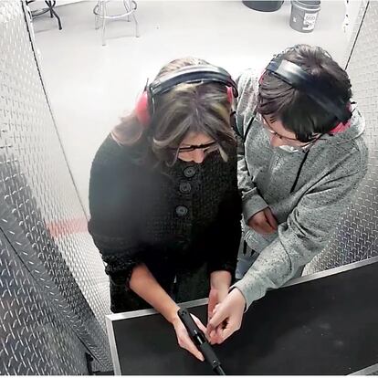 Captura del video de seguridad del campo de tiro en la que se ve a madre e hijo probando la pistola con la que llevó a cabo la matanza.