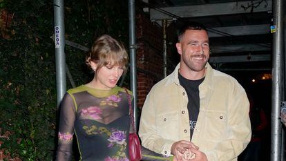 Taylor Swift and Travis Kelce walk through the streets of New York on Oct. 15.
