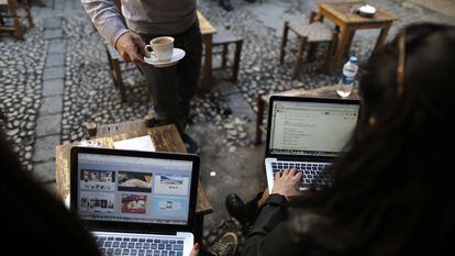 Two people with their laptops in a coffee shop in Istanbul, Turkey, in 2014.