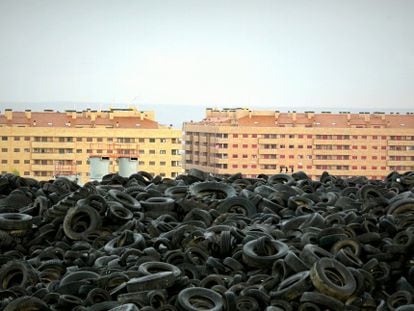 Thousands of discarded tires pile up near a residential estate in Seseña.