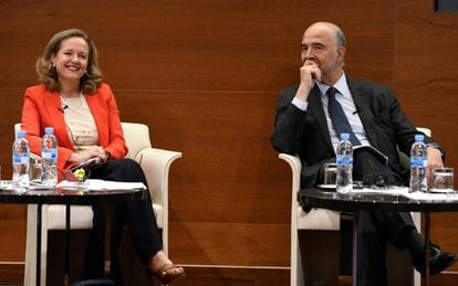 Economy Minister Nadia Calviño with European commissioner Pierre Moscovici.
