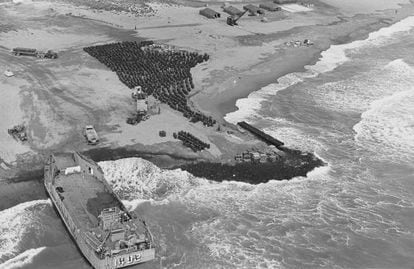 A US Navy craft being loaded with barrels of contaminated sand on the beach at Palomares in 1966.