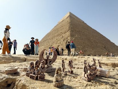 Tourists at the pyramids of the Giza plateau in Cairo, Egypt.