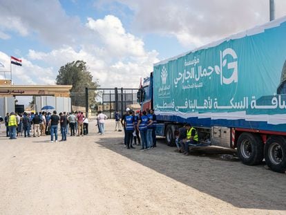 A truck with humanitarian aid, on the Egyptian side of the Rafah border with the Gaza strip, this Thursday.