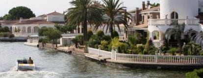 Houses with moorings in the Empuriabrava canals in the province of Girona. / PERE DURAN