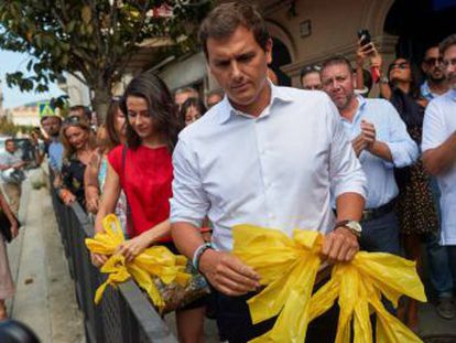 Party chiefs Albert Rivera and Inés Arrimadas made the symbolic gesture in Alella (Barcelona), to jeers and whistles from local residents