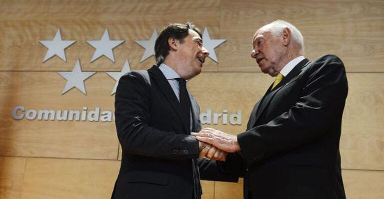 President and Chief Operating Officer of Las Vegas Sands Corp. Mike Leven (R) shakes hands with Madrid premier Ignacio González.
