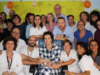 Teresa Romero (first row, center) pictured with her husband and her medical team at Carlos III.