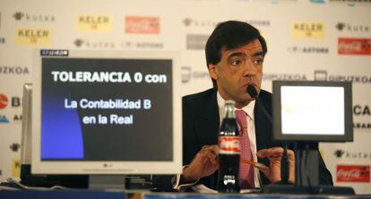 Then-Real Sociedad president Ikañi Badiola at a 2008 press conference. The logo reads: "Zero tolerance with La Real's illegal accounts."