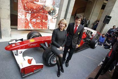 Fernando Alonso poses next to his Ferrari with Madrid regional premier Esperanza Aguirre.