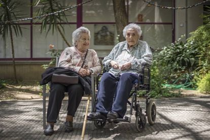 Ana Vela (l), 89, and her mother, also Ana, pictured in Barcelona.