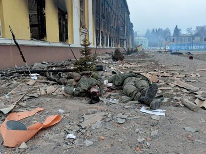 Ukraine: The bodies of Russian soldiers next to a bombed-out school in Kharkiv