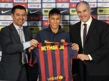 Brazilian star Neymar (center) is presented at Barcelona.