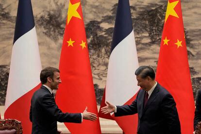 French President Emmanuel Macron, left, shakes hands with Chinese President Xi Jinping after meeting the press at the Great Hall of the People in Beijing, on April 6, 2023.