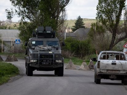 An armored vehicle of the Ukrainian army in Bylbasivka on April 27.