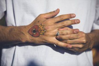 Omar Ayuso has a tattoo with drawings by Ricardo Cavolo.