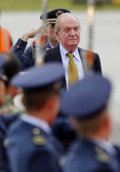 Juan Carlos arrives in Bogota to attend the inauguration of President Juan Manuel Santos.