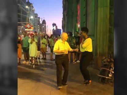 The viral video of Mariano dancing with a street performer.