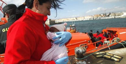 A Red Cross worker with a rescued baby in Tarifa.