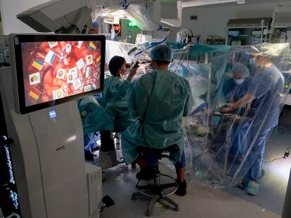 A screen shows the process of mapping the patient's brain to preserve the five languages she speaks as surgeons work to remove a cavernoma at the Hospital del Mar in Barcelona.