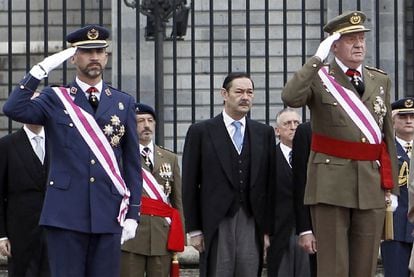 King Felipe (l) and his father Juan Carlos (r) in a file photo.