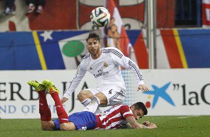 Sergio Ramos and Jos&eacute; Sosa vie for the ball in the second leg match between Real Madrid and Atl&eacute;tico. 