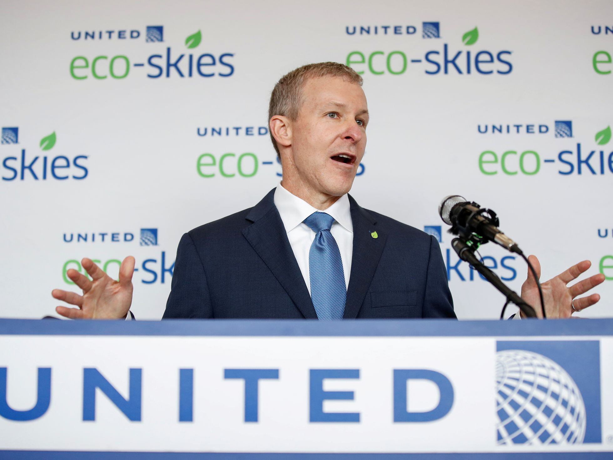 United Airlines CEO warns travelers more disruptions ahead | Economy and  Business | EL PAÍS English